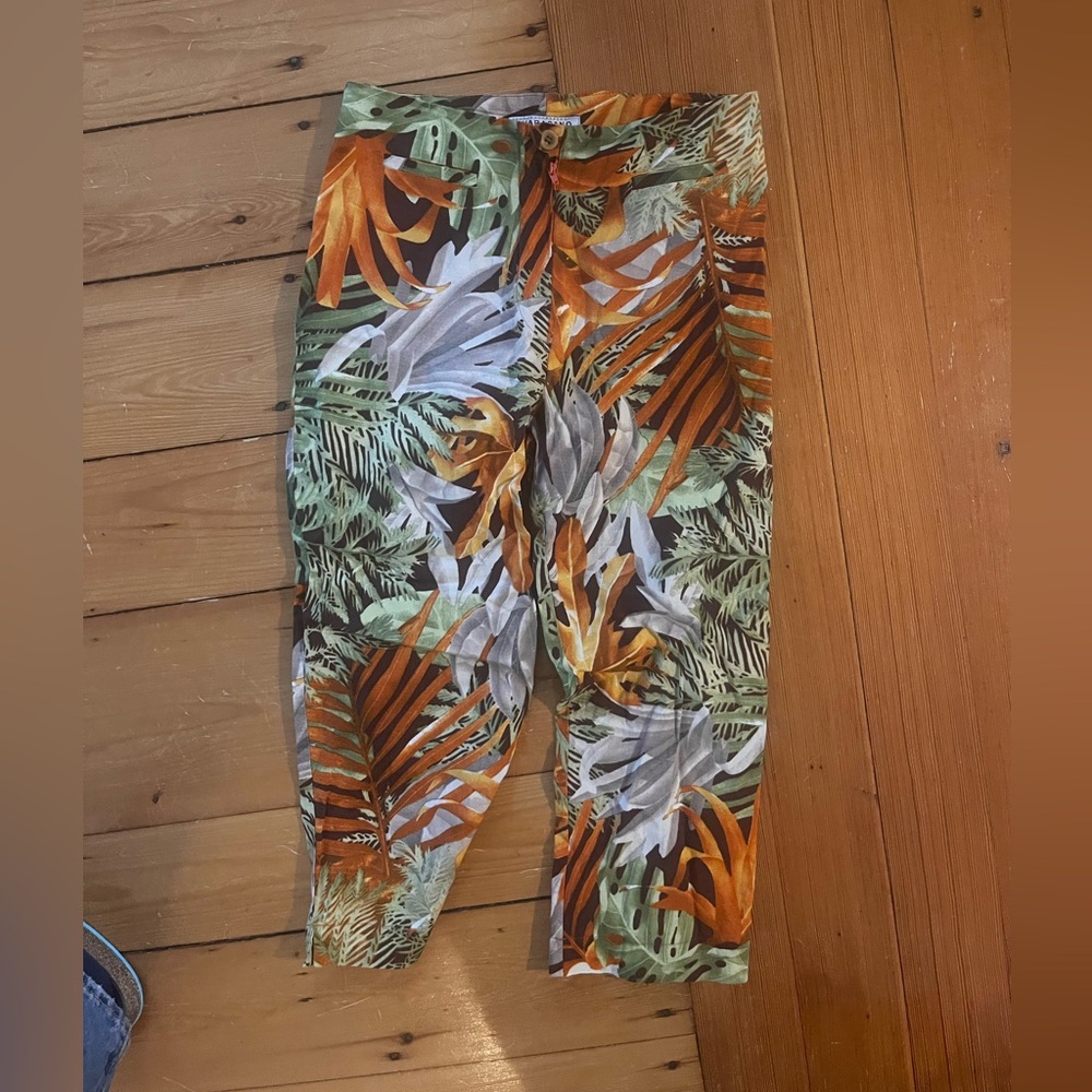 Sharagano Paris—Multicolor Leaf Print capri pants Size S